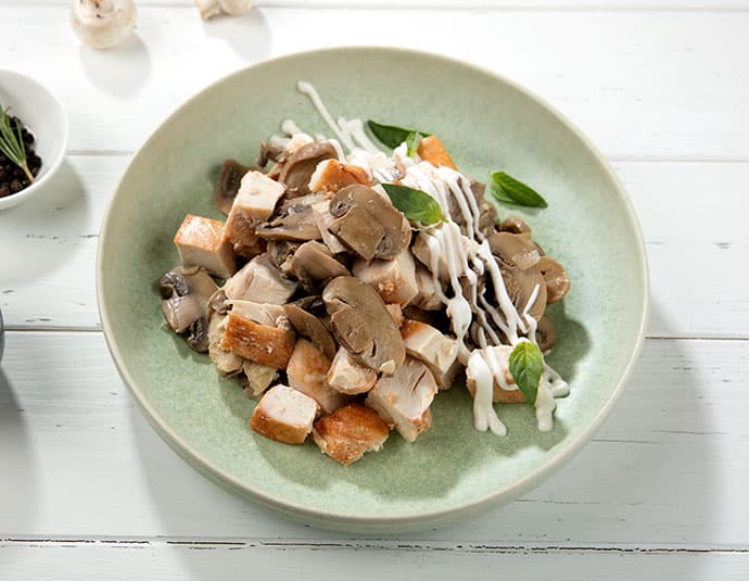 Горячий салат с курицей, грибами и фасолью – кулинарный рецепт